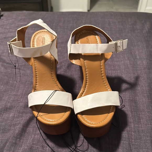 Trendy White Platform Sandals - Picture 1 of 4